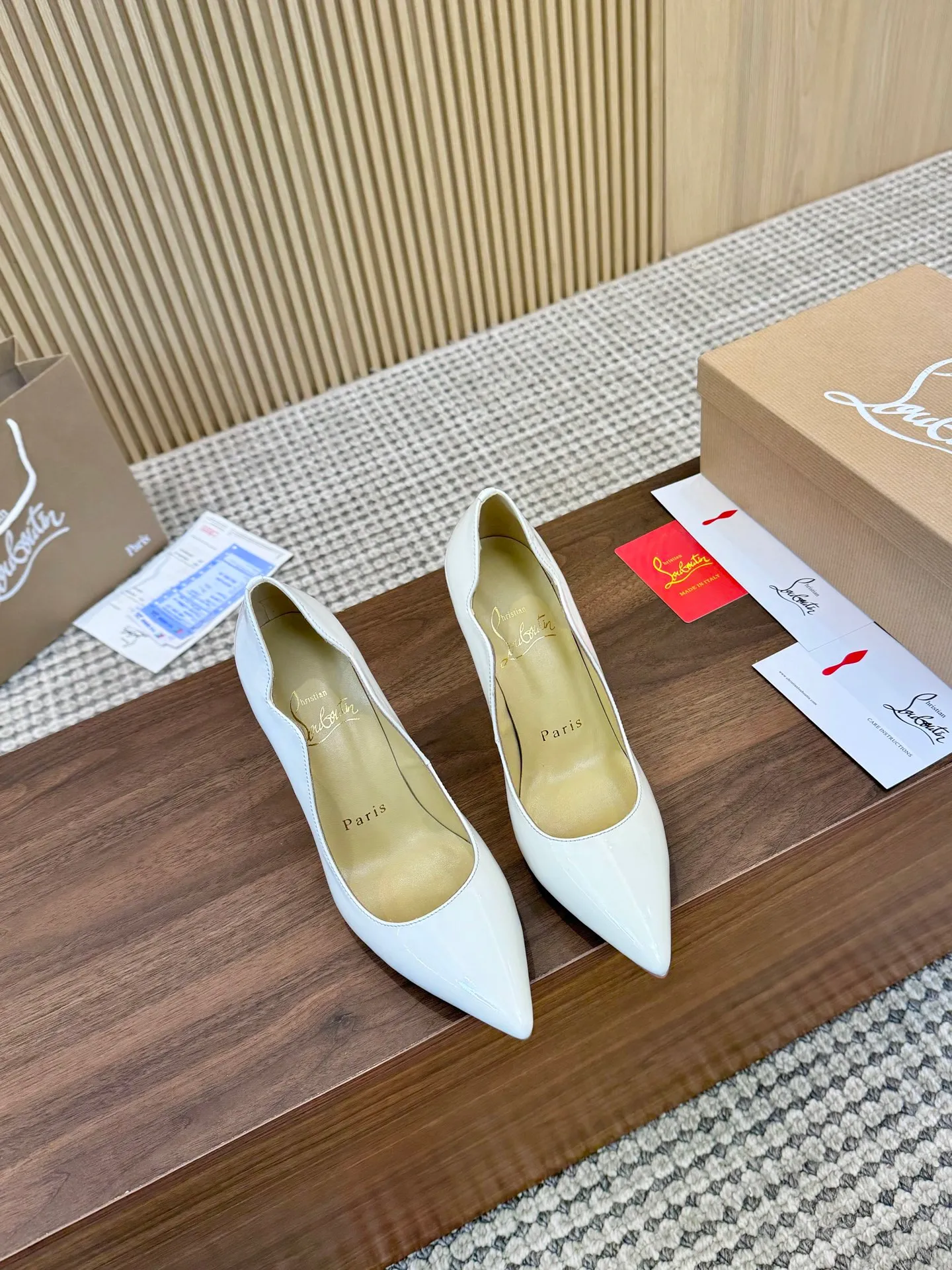 👟👟Ex-factory price 440👟👟 Genuine leather sole +40 shipped all year round 💝Christian Louboutin CL👠 "Imported cow patent leather💎 series" noble and luxurious, real blingbling✨ real materials, all customized by the pattern maker, and the materials are made of original customized materials, achieving the taste of the original 5 color options💍 Upper: Imported 👉Cow patent leather💪 Lining: Sheepskin foot pad/lining Size: 34-40.41.42 Heel height: 10.5cm and 8.5cm two options Leather sole Rubber sole
